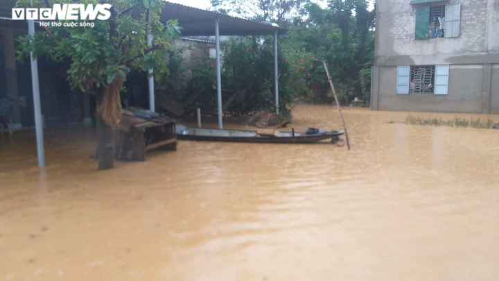 Mưa lớn kéo dài, dân Quảng Trị dựng lều bạt bên đường tránh lũ - 6