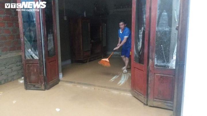 Mưa lớn kéo dài, dân Quảng Trị dựng lều bạt bên đường tránh lũ - 5