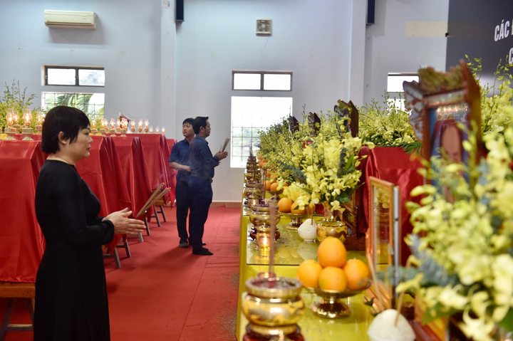 Phó Thủ tướng Trịnh Đình Dũng viếng 13 liệt sĩ hy sinh tại thủy điện Rào Trăng 3 - 11