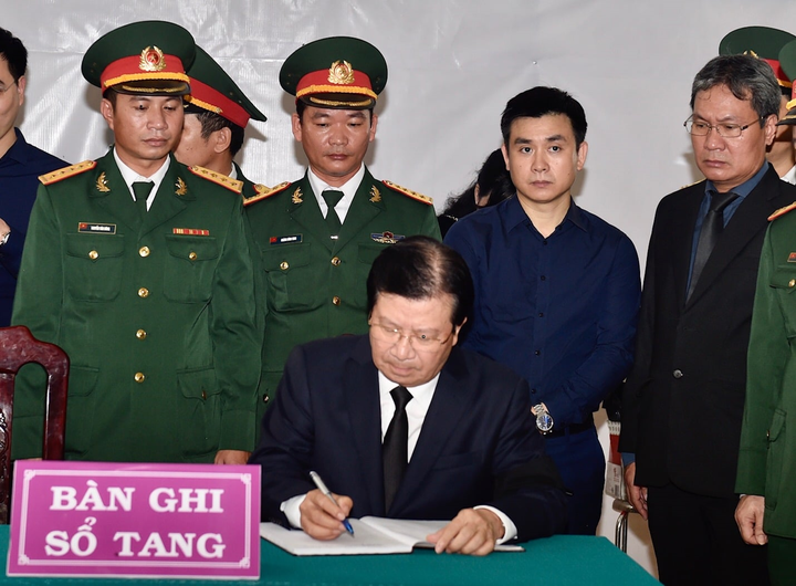 Phó Thủ tướng Trịnh Đình Dũng viếng 13 liệt sĩ hy sinh tại thủy điện Rào Trăng 3 - 8