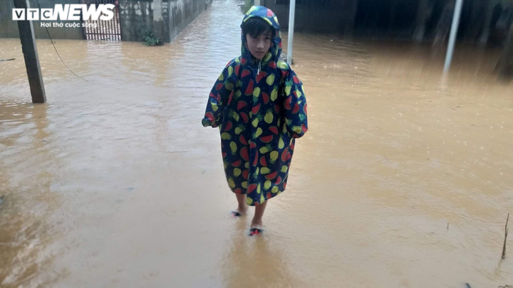 Mưa lớn kéo dài, dân Quảng Trị dựng lều bạt bên đường tránh lũ - 8