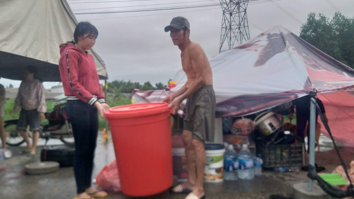 Mưa lớn kéo dài, dân Quảng Trị dựng lều bạt bên đường tránh lũ - 3