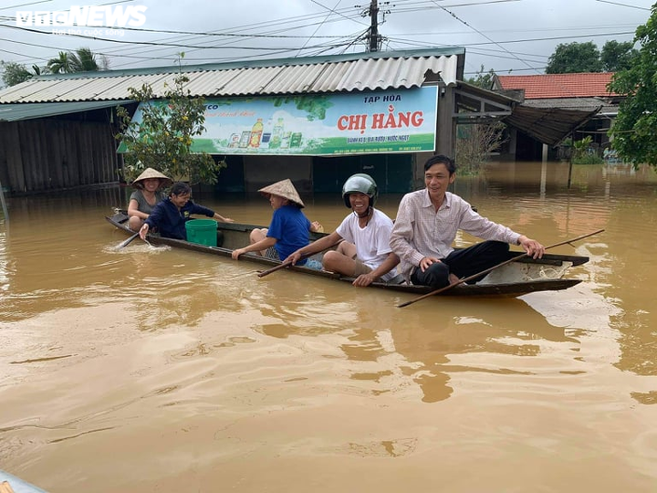 Lũ rút, nhiều nơi vẫn ngập sâu, người Quảng Trị tiếp tục chuyển đồ đạc trong đêm - 5