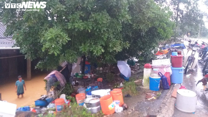 Mưa lớn kéo dài, dân Quảng Trị dựng lều bạt bên đường tránh lũ - 4