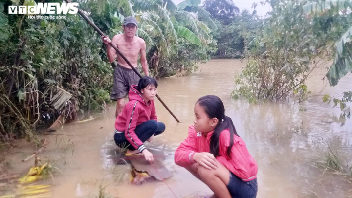 Lũ rút, nhiều nơi vẫn ngập sâu, người Quảng Trị tiếp tục chuyển đồ đạc trong đêm - 7
