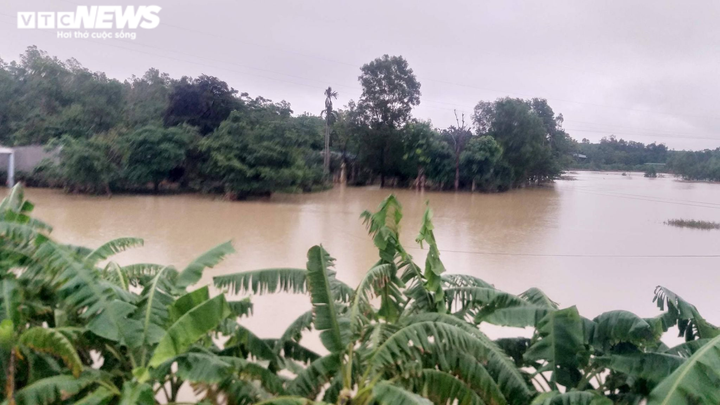 Mưa lớn kéo dài, dân Quảng Trị dựng lều bạt bên đường tránh lũ - 7