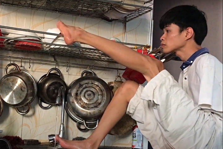 Vượt qua nghịch cảnh, cậu bé không tay trở thành sinh viên đại học - 2