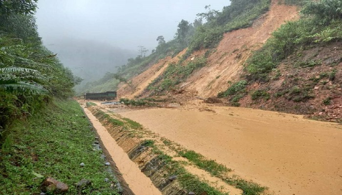 Quảng Bình: Nước lũ lên nhanh, 4 huyện bị chia cắt, ngập gần 35 nghìn ngôi nhà - 2