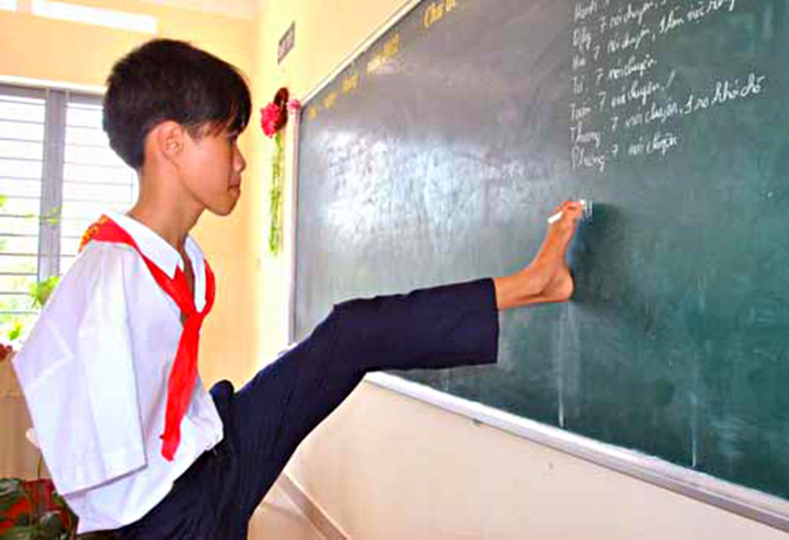 Vượt qua nghịch cảnh, cậu bé không tay trở thành sinh viên đại học - 3