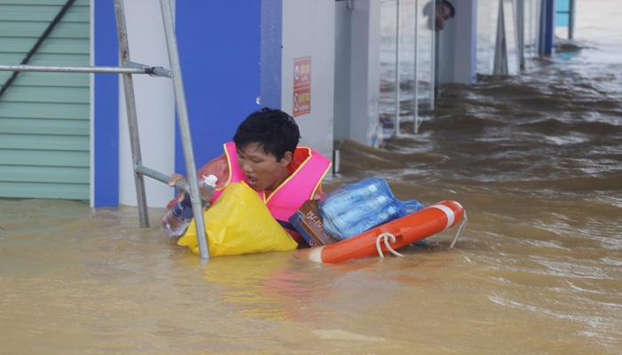 Huyện miền núi Quảng Bình ngập sâu trong lũ lịch sử, 2 người chết - 3