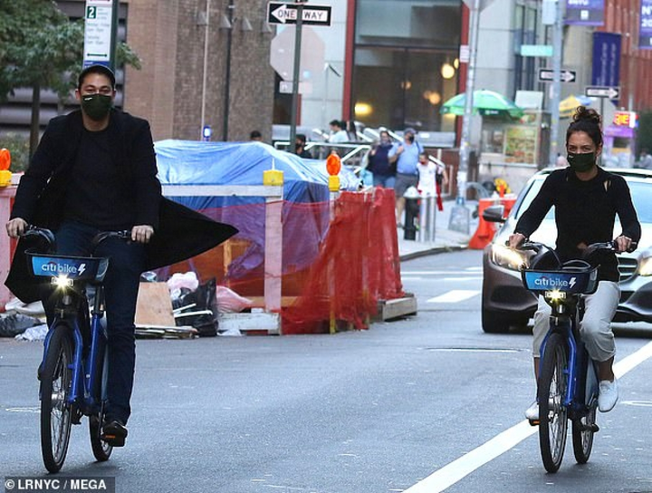 Ảnh: Katie Holmes và tình trẻ vui vẻ đạp xe dạo phố - 4