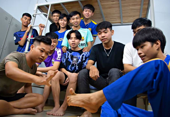 Vượt qua nghịch cảnh, cậu bé không tay trở thành sinh viên đại học - 4