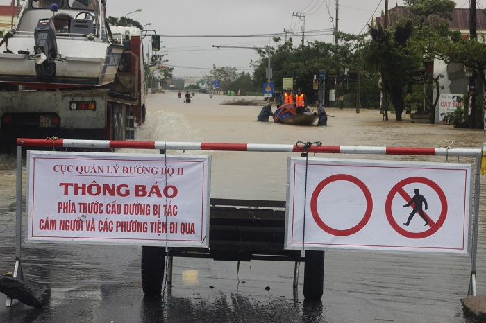 Huyện miền núi Quảng Bình ngập sâu trong lũ lịch sử, 2 người chết - 4