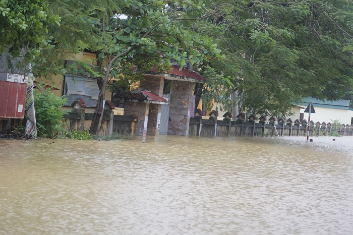 Huyện miền núi Quảng Bình ngập sâu trong lũ lịch sử, 2 người chết - 5