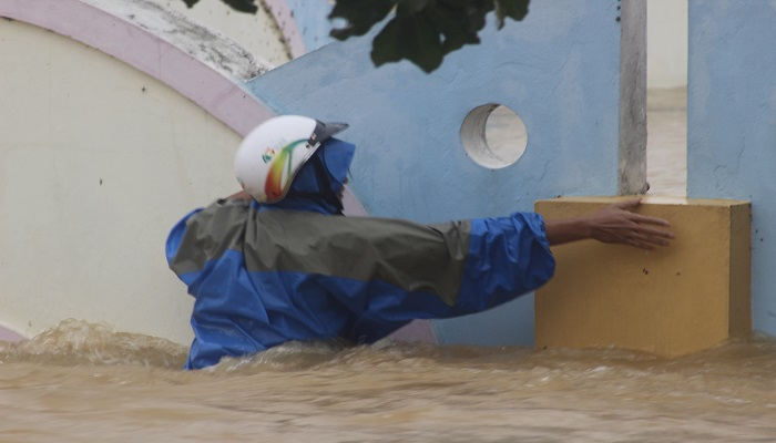 Huyện miền núi Quảng Bình ngập sâu trong lũ lịch sử, 2 người chết - 6