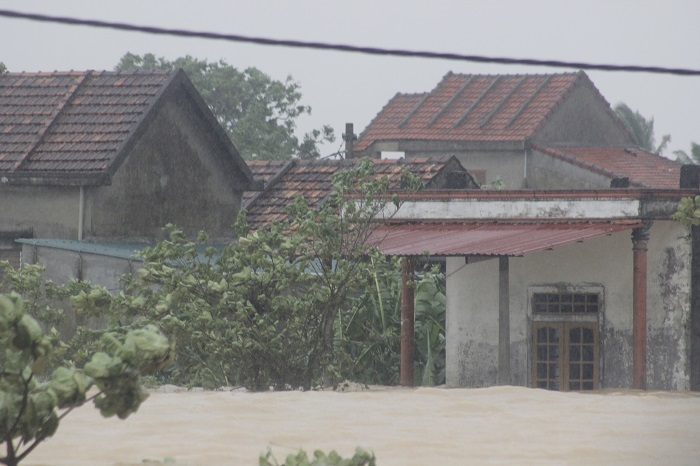 Huyện miền núi Quảng Bình ngập sâu trong lũ lịch sử, 2 người chết - 7