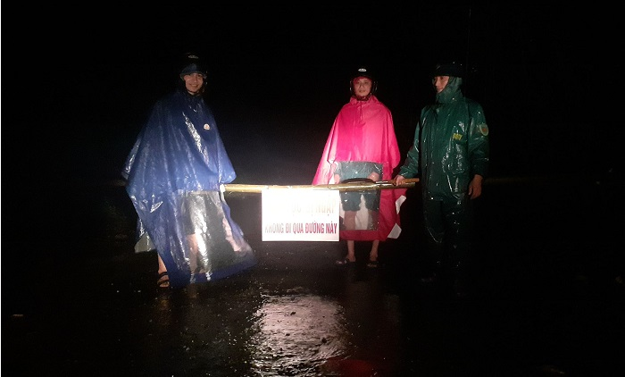 Nhiều nơi ngập sâu, Hà Tĩnh lập chốt chắn xuyên đêm gác lũ - 1