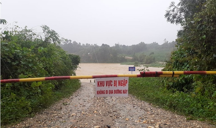Nhiều nơi ngập sâu, Hà Tĩnh lập chốt chắn xuyên đêm gác lũ - 2