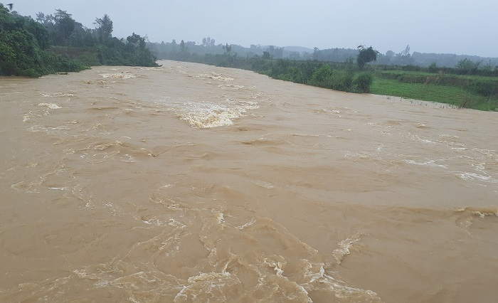 Nhiều nơi ngập sâu, Hà Tĩnh lập chốt chắn xuyên đêm gác lũ - 3