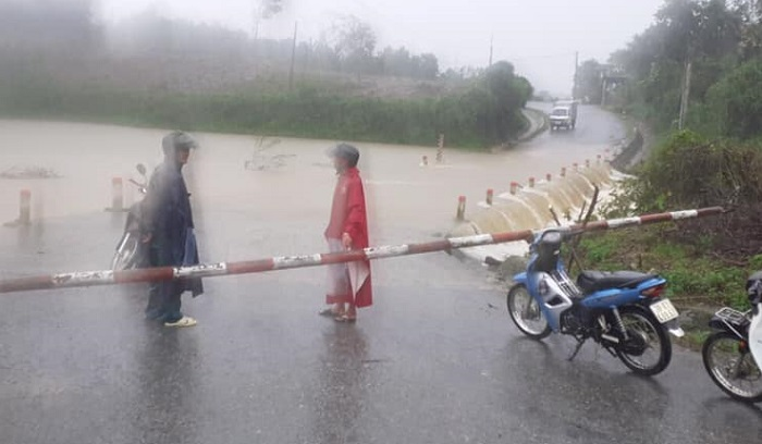 Nhiều nơi ngập sâu, Hà Tĩnh lập chốt chắn xuyên đêm gác lũ - 4