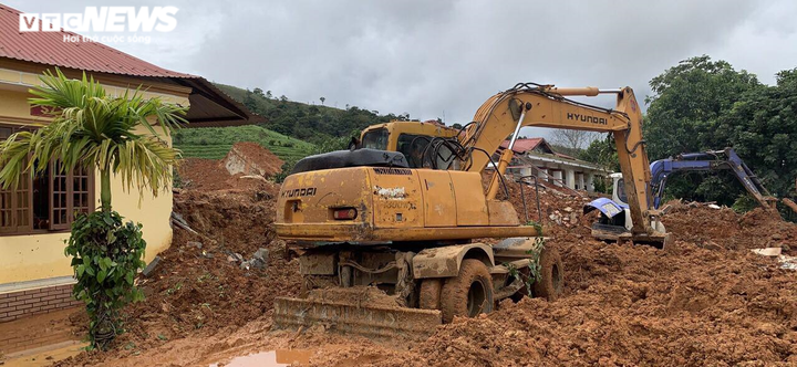 Ảnh: Hiện trường tìm kiếm 22 chiến sĩ bị đất sạt lở vùi lấp ở Đoàn 337 - 3