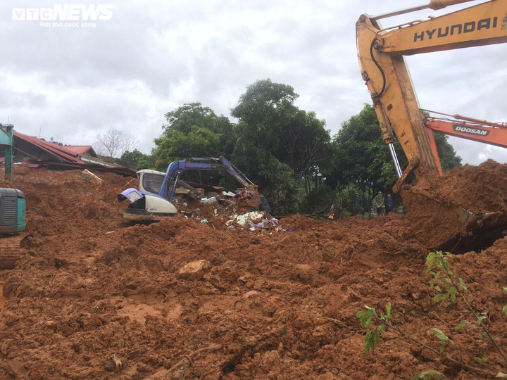 Ảnh: Hiện trường tìm kiếm 22 chiến sĩ bị đất sạt lở vùi lấp ở Đoàn 337 - 6