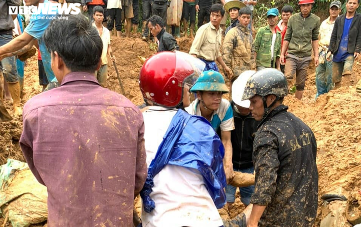 Ảnh: Công an băng rừng, bới đất tìm 4 người bị vùi lấp - 1