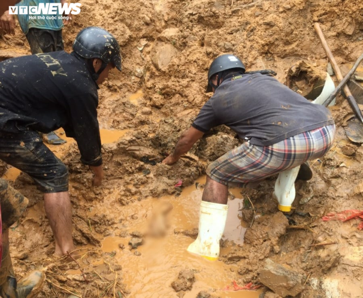 Ảnh: Công an băng rừng, bới đất tìm 4 người bị vùi lấp - 6