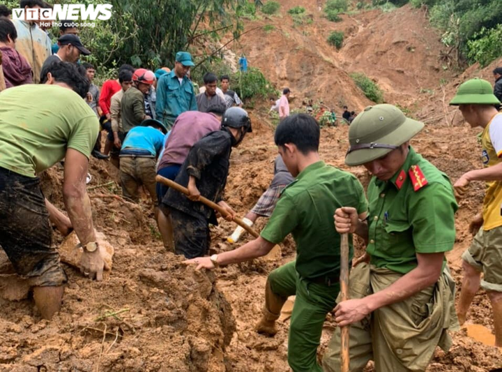 Ảnh: Công an băng rừng, bới đất tìm 4 người bị vùi lấp - 5