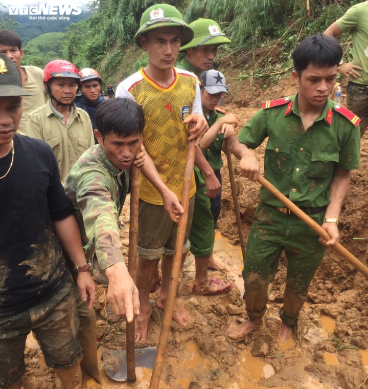 Ảnh: Công an băng rừng, bới đất tìm 4 người bị vùi lấp - 2