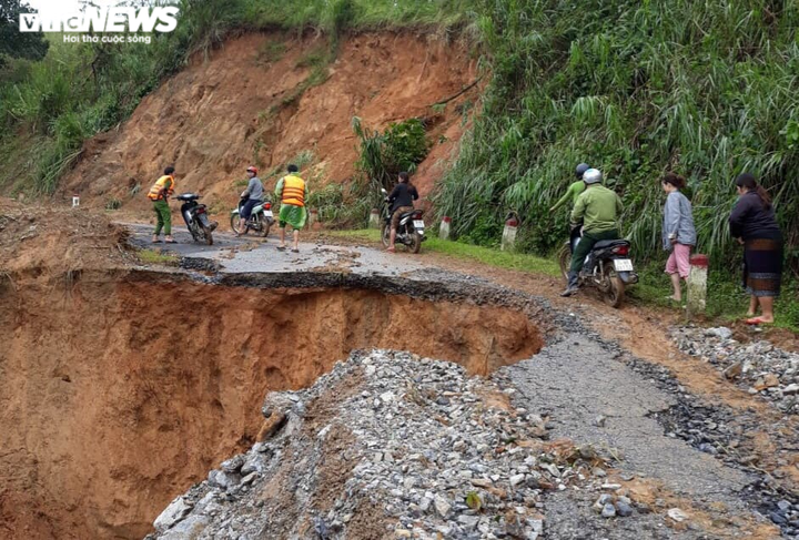 Ảnh: Công an băng rừng, bới đất tìm 4 người bị vùi lấp - 4
