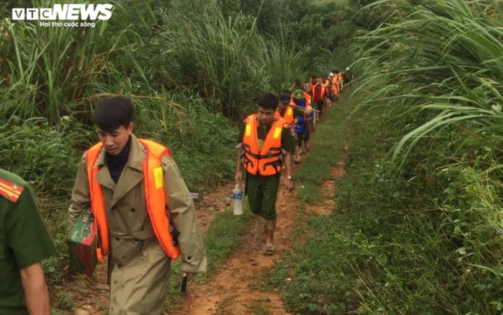 Ảnh: Công an băng rừng, bới đất tìm 4 người bị vùi lấp - 3