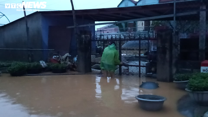 Lũ rút, nhiều nơi vẫn ngập sâu, người Quảng Trị tiếp tục chuyển đồ đạc trong đêm - 2