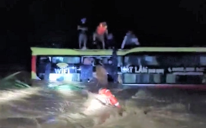 Khen ngợi Công an Quảng Bình giải cứu 18 người trên xe khách bị lũ cuốn - 1