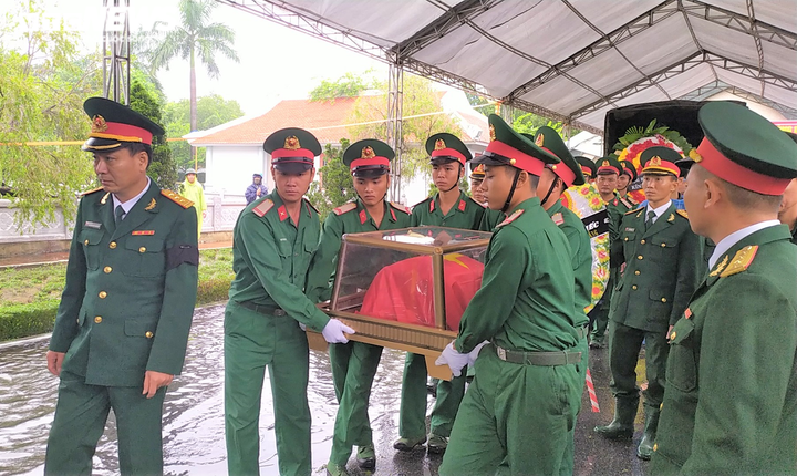 Người Nghệ An vượt lũ, đội mưa lạnh đón liệt sỹ hy sinh ở Rào Trăng 3 về quê mẹ - 7