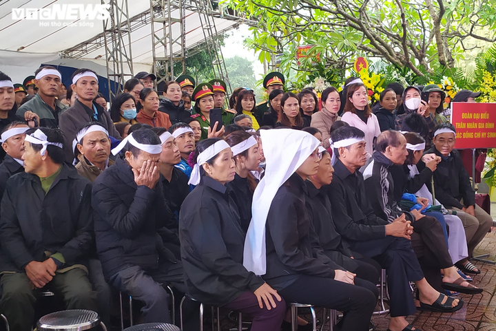 Người Nghệ An vượt lũ, đội mưa lạnh đón liệt sỹ hy sinh ở Rào Trăng 3 về quê mẹ - 11