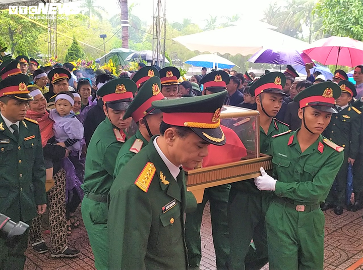Người Nghệ An vượt lũ, đội mưa lạnh đón liệt sỹ hy sinh ở Rào Trăng 3 về quê mẹ - 9
