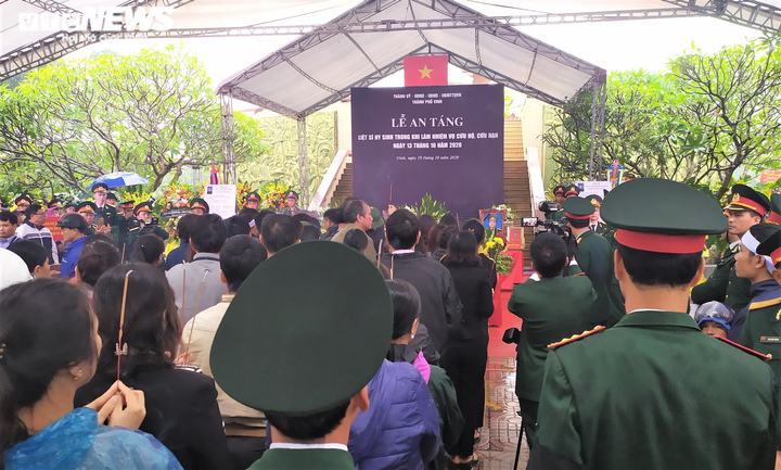 Người Nghệ An vượt lũ, đội mưa lạnh đón liệt sỹ hy sinh ở Rào Trăng 3 về quê mẹ - 12