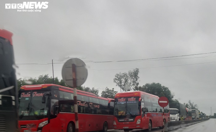 Quốc lộ 1A qua Quảng Bình ngập sâu hơn 1m, xe cộ xếp hàng dài 3km - 3