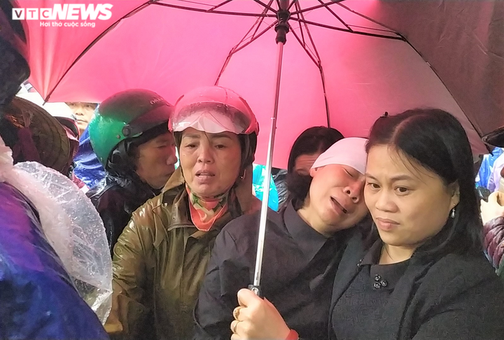 Người Nghệ An vượt lũ, đội mưa lạnh đón liệt sỹ hy sinh ở Rào Trăng 3 về quê mẹ - 10