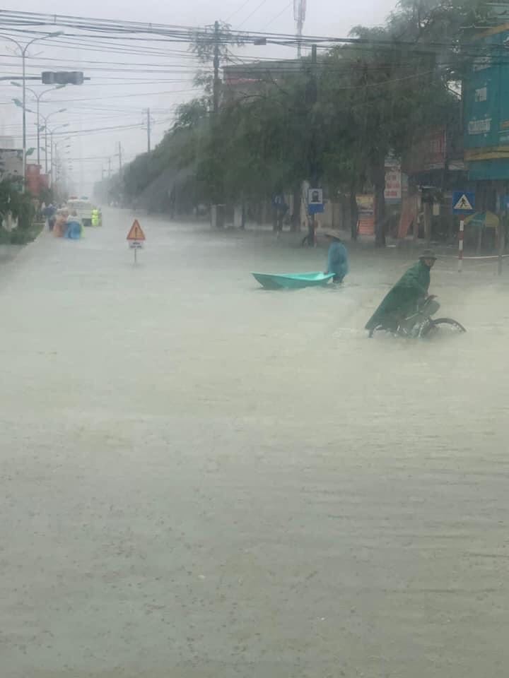 Lũ dâng nhanh trong đêm, người Hà Tĩnh lên mạng xã hội cầu cứu - 4