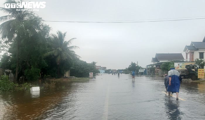 Quốc lộ 1A qua Quảng Bình ngập sâu hơn 1m, xe cộ xếp hàng dài 3km - 4