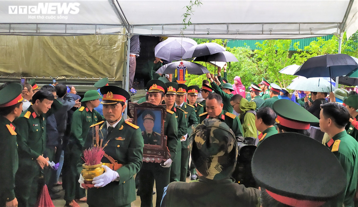 Người Nghệ An vượt lũ, đội mưa lạnh đón liệt sỹ hy sinh ở Rào Trăng 3 về quê mẹ - 3