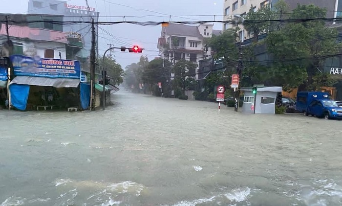 Lũ dâng nhanh trong đêm, người Hà Tĩnh lên mạng xã hội cầu cứu - 3