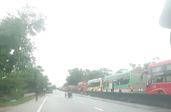 Quốc lộ 1A qua Quảng Bình ngập sâu hơn 1m, xe cộ xếp hàng dài 3km - 2