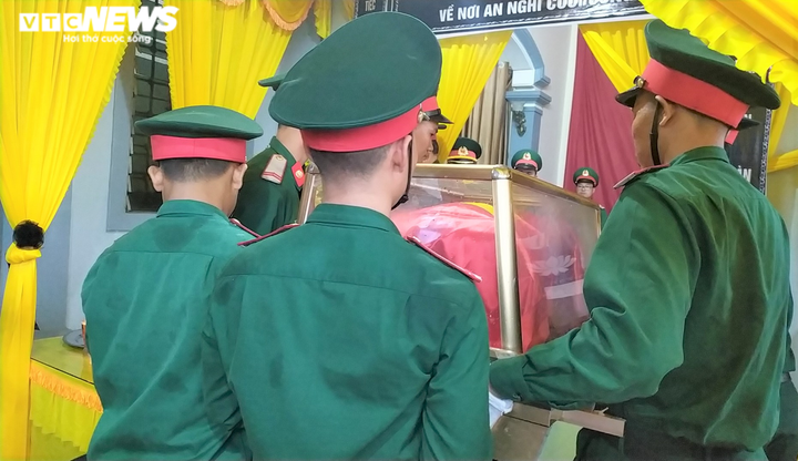 Người Nghệ An vượt lũ, đội mưa lạnh đón liệt sỹ hy sinh ở Rào Trăng 3 về quê mẹ - 4