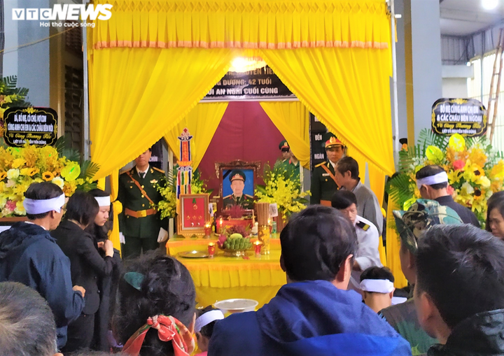 Người Nghệ An vượt lũ, đội mưa lạnh đón liệt sỹ hy sinh ở Rào Trăng 3 về quê mẹ - 5