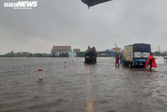 Quảng Bình: Thuyền biển vào làng xã chạy hết công suất ứng cứu dân vùng lũ - 1