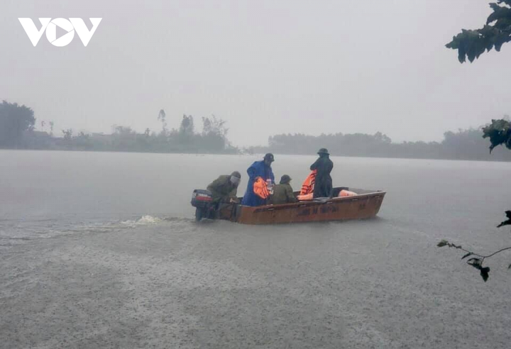 Ảnh: Công an Hà Tĩnh dầm mình trong mưa lũ cõng dân đến nơi an toàn - 11