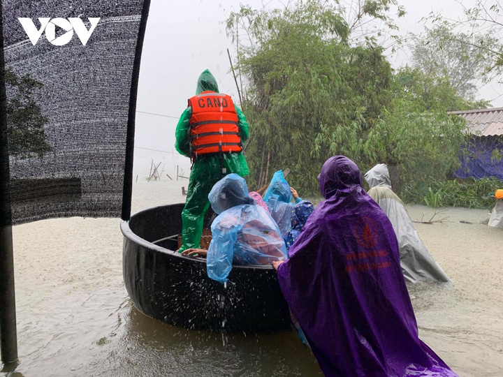 Ảnh: Công an Hà Tĩnh dầm mình trong mưa lũ cõng dân đến nơi an toàn - 5